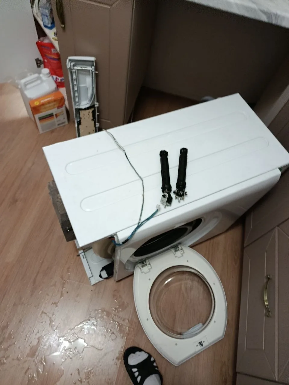 Амортизаторы стиральной машины Hotpoint Ariston во время ремонта
