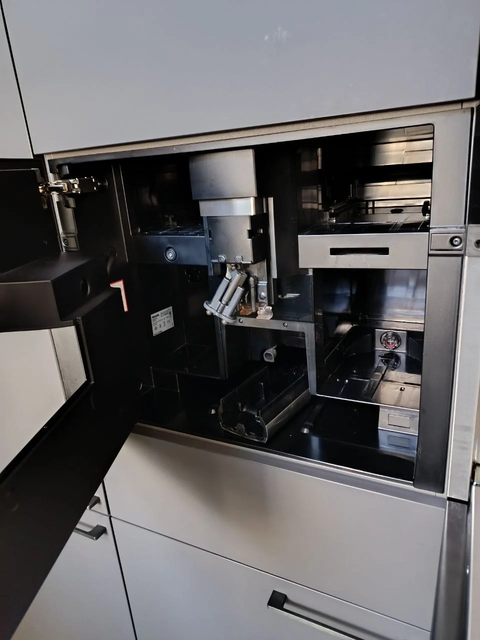 Встроенная кофемашина Miele открыта для диагностики и чистки