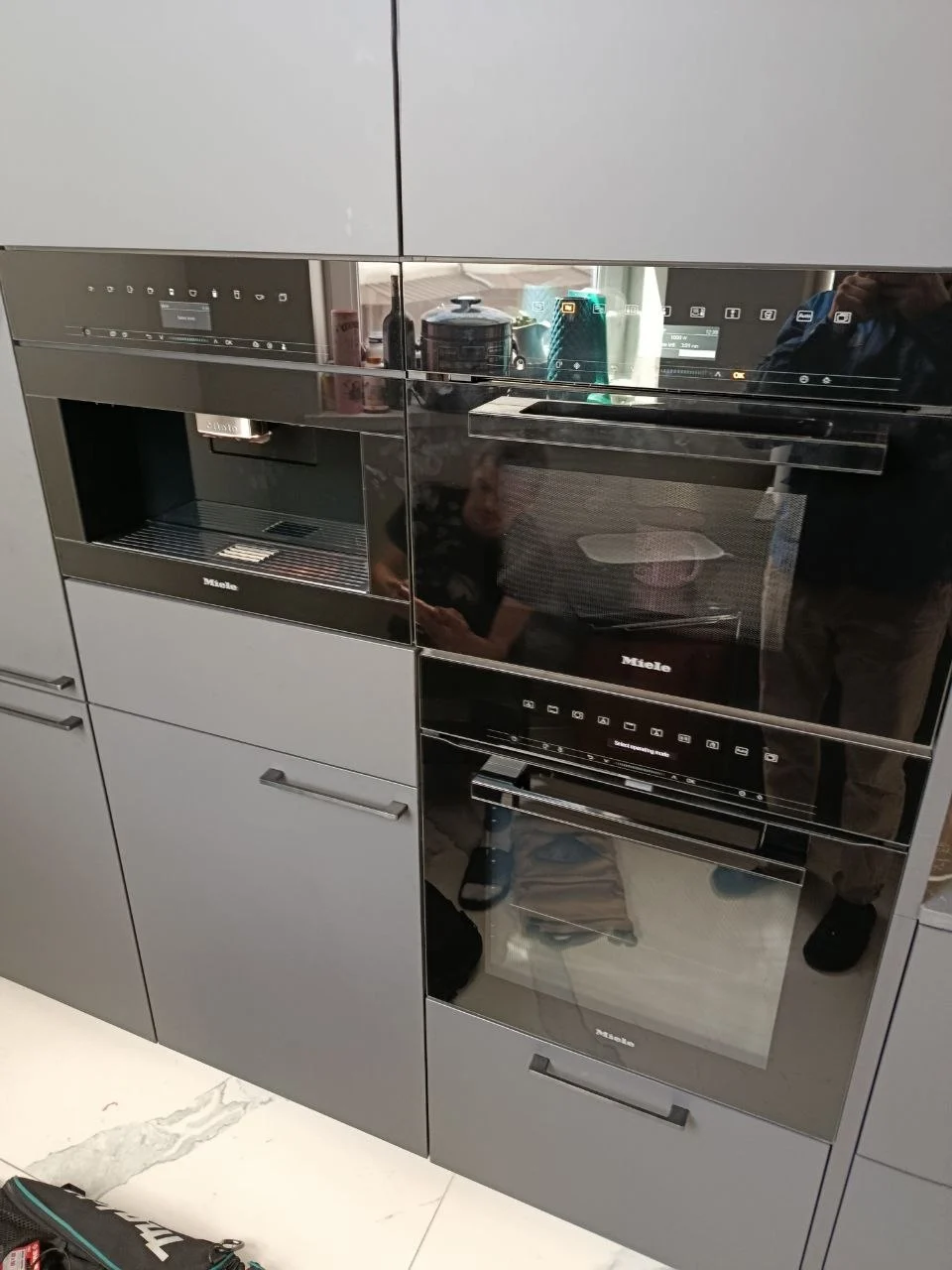 Встроенная кофемашина Miele после сборки и установки на место