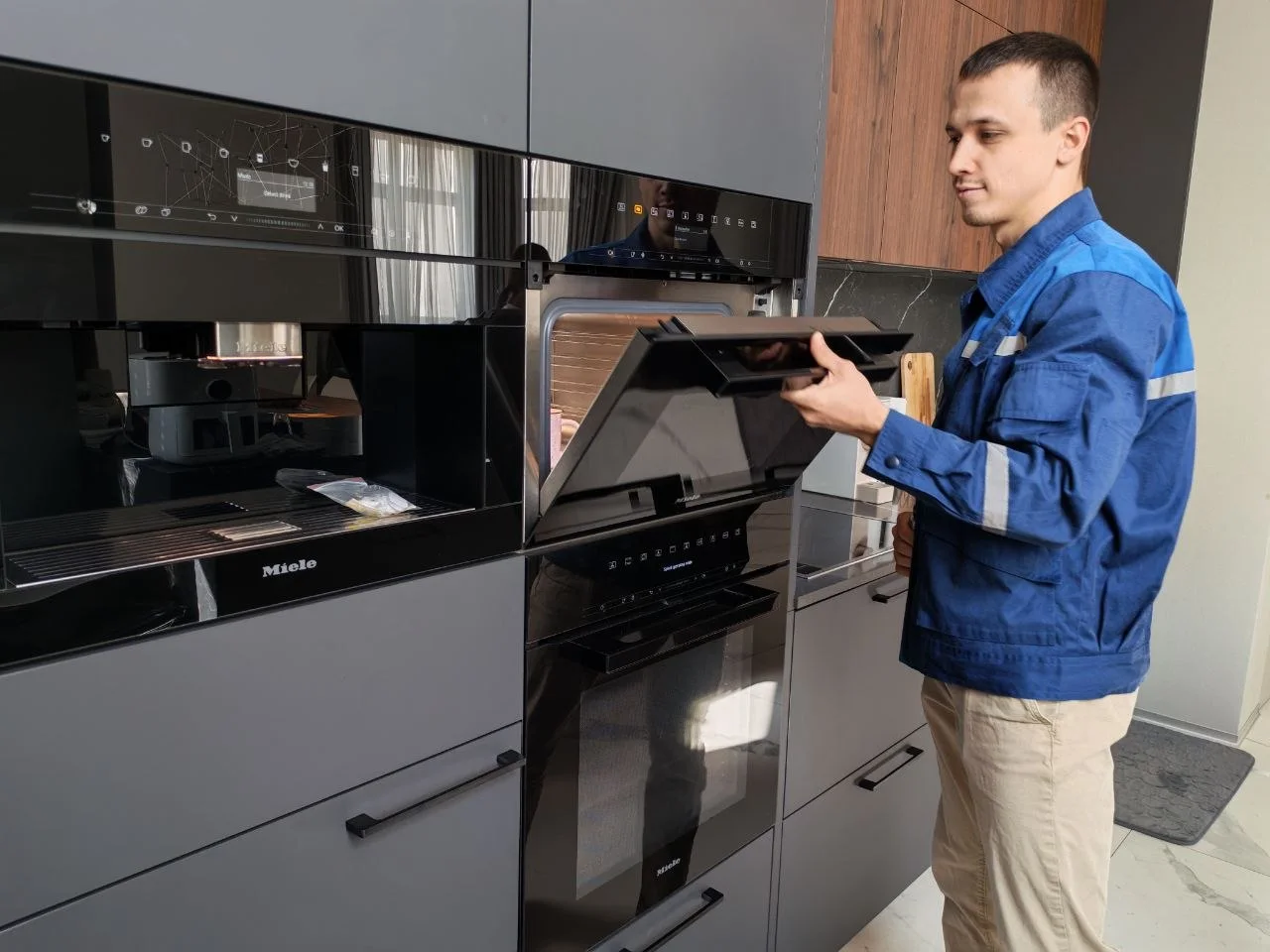 Мастер Добротного сервиса за работой со встроенной техникой Miele